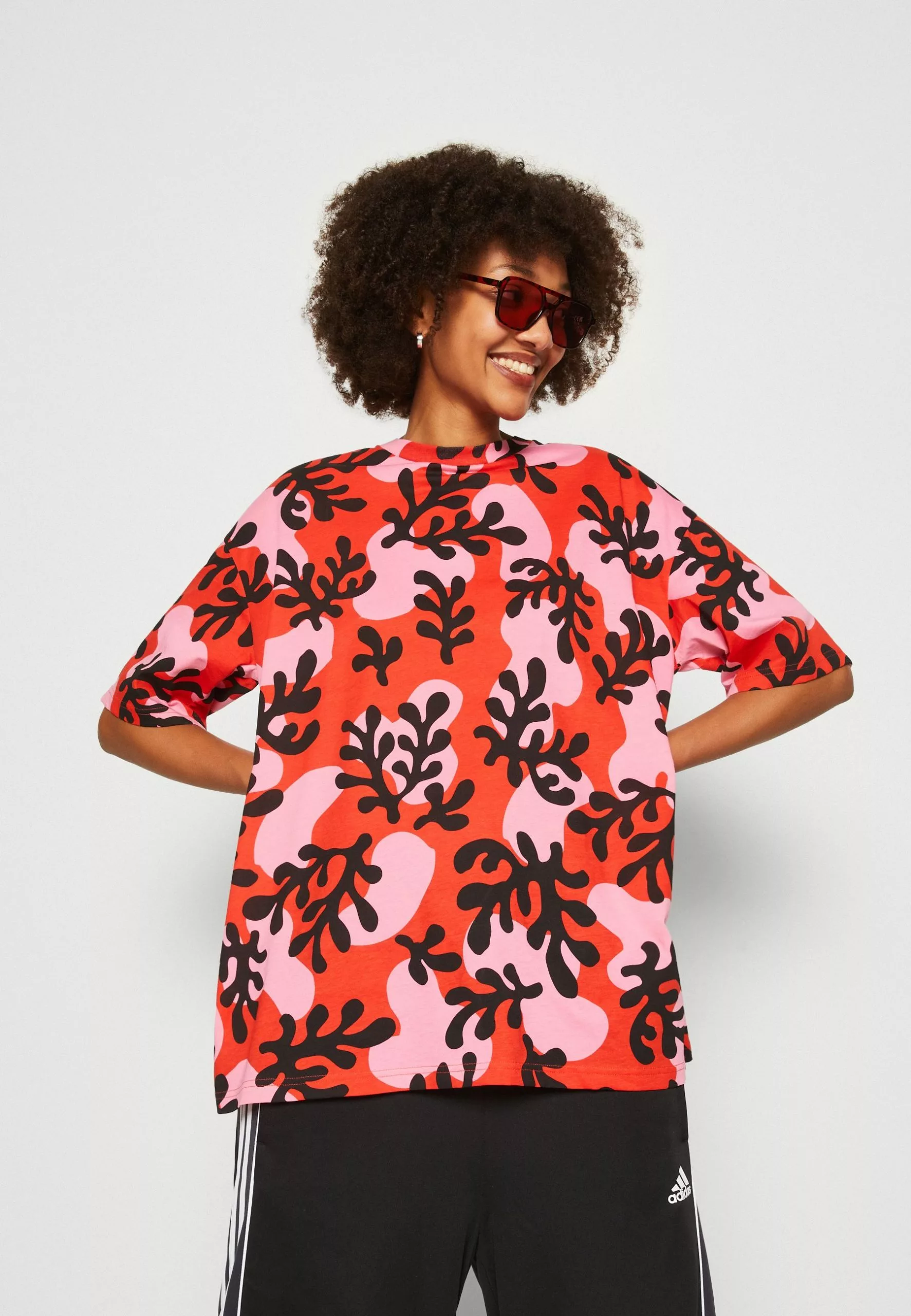 Monki T-Shirt Basic - Pink/Black/Red 6 Monki T-Shirt Basic - Pink/Black/Red - Afbeelding 4