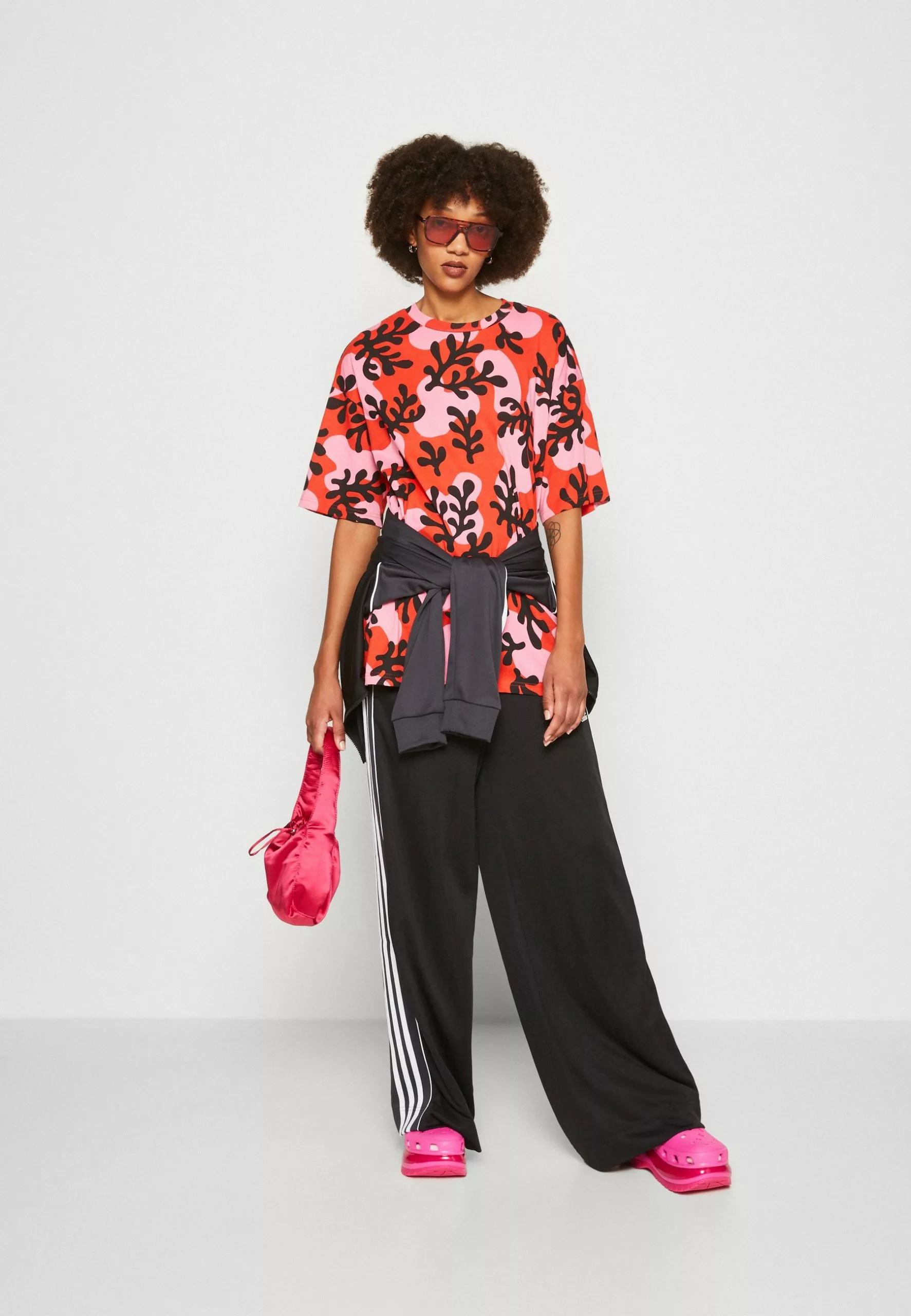 Monki T-Shirt Basic - Pink/Black/Red 4 Monki T-Shirt Basic - Pink/Black/Red - Afbeelding 2