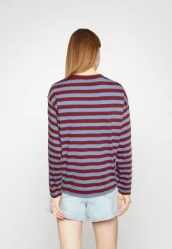 Monki Longsleeve - Dark Red/Blue 10 Monki Longsleeve - Dark Red/Blue -Monki Verkoop 4c5e37382bf04b86907a21ac823393e8