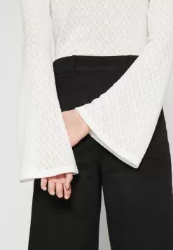 Monki Trui - White Light -Monki Verkoop 4d15a2213d0149f8b78e00bde79f9eae