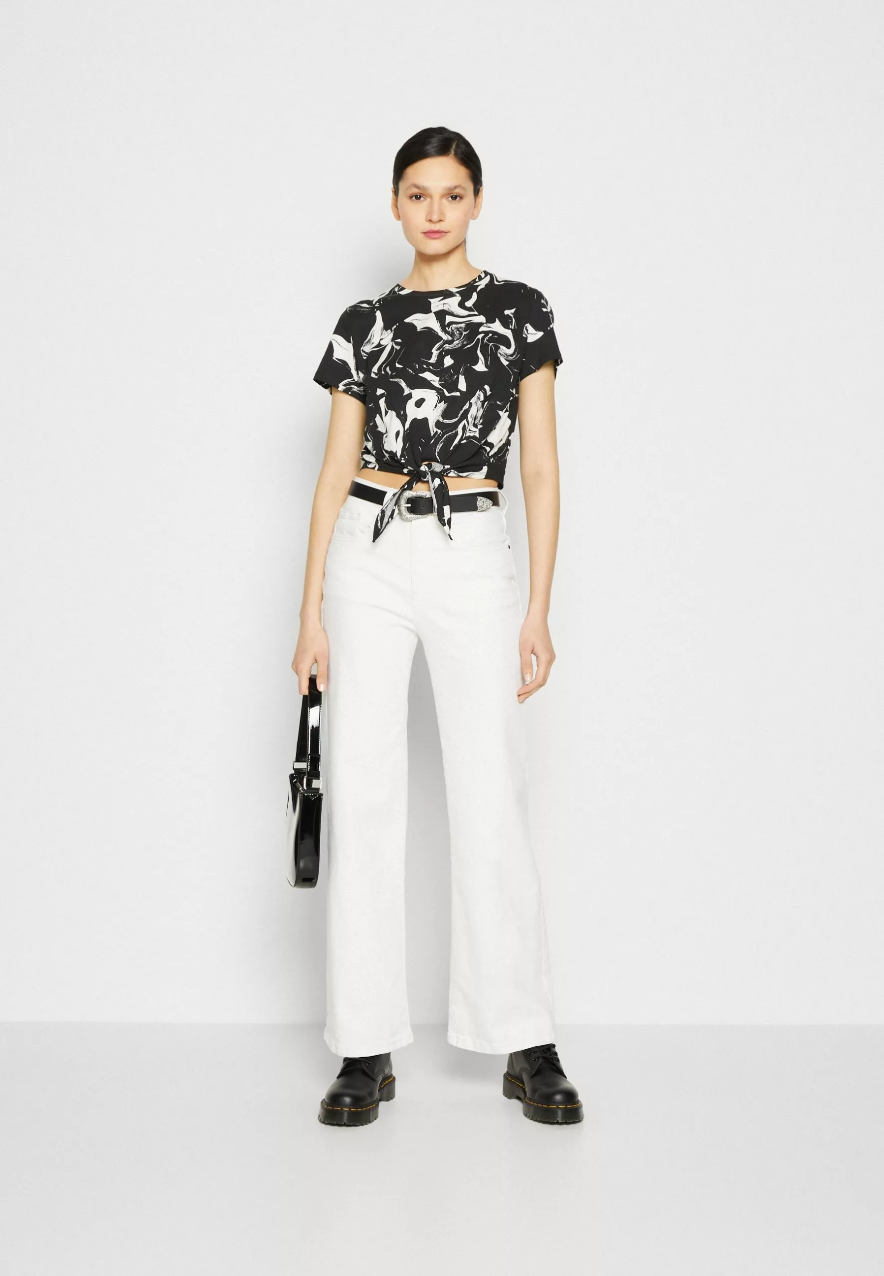 Monki T-Shirt Print - Black/White 4 Monki T-Shirt Print - Black/White - Afbeelding 2