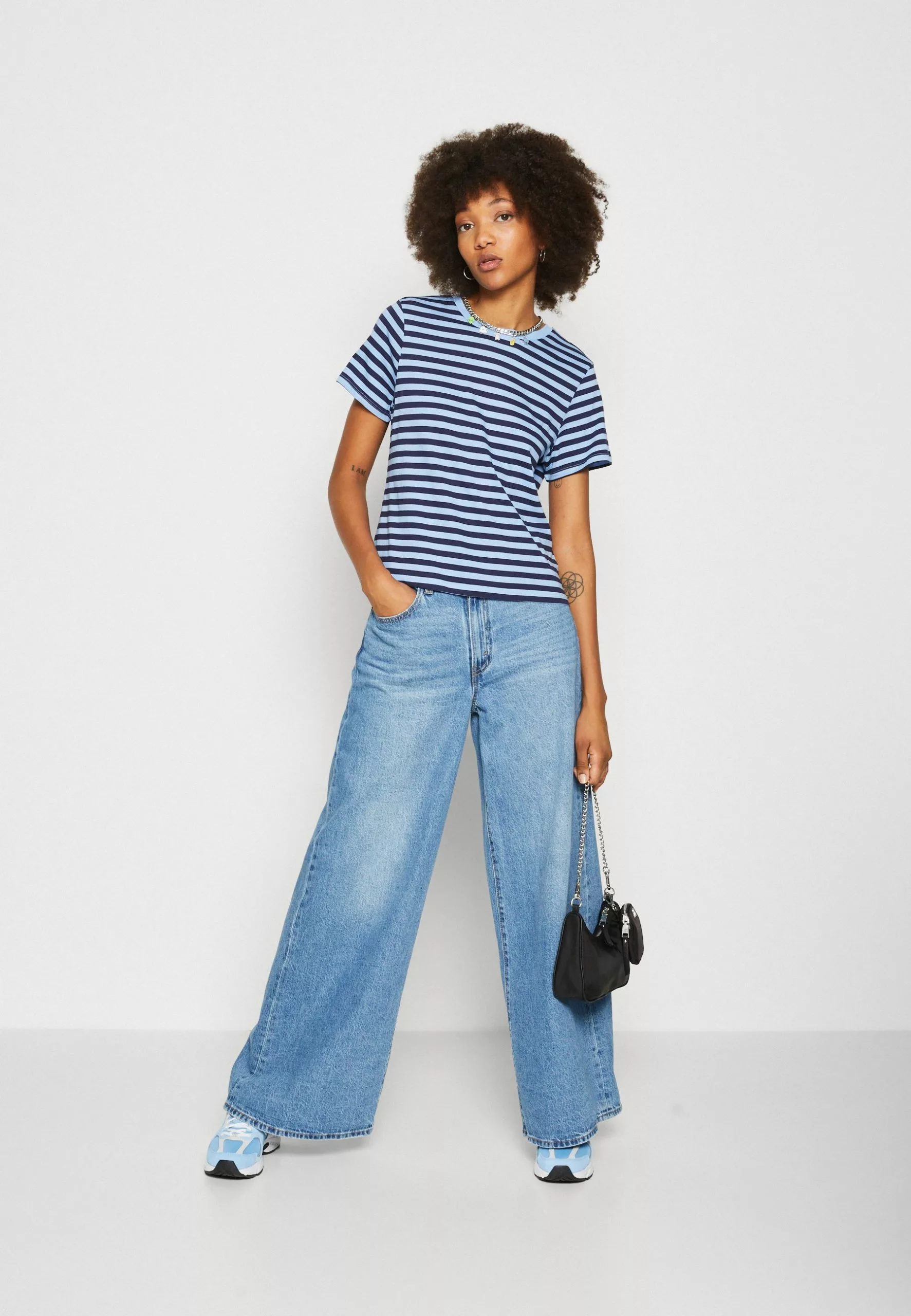 Monki 2 Pack - T-Shirt Print - Dark Blue/White/Light Blue 3 Monki 2 Pack - T-Shirt Print - Dark Blue/White/Light Blue