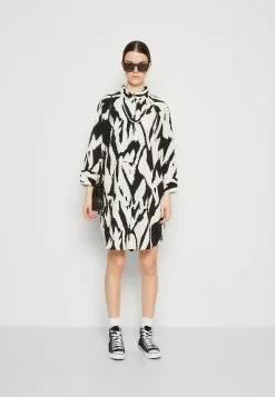 Monki Blousejurk - Off White/Black -Monki Verkoop 655f3625b2f5421b98eaee3d0271f2af