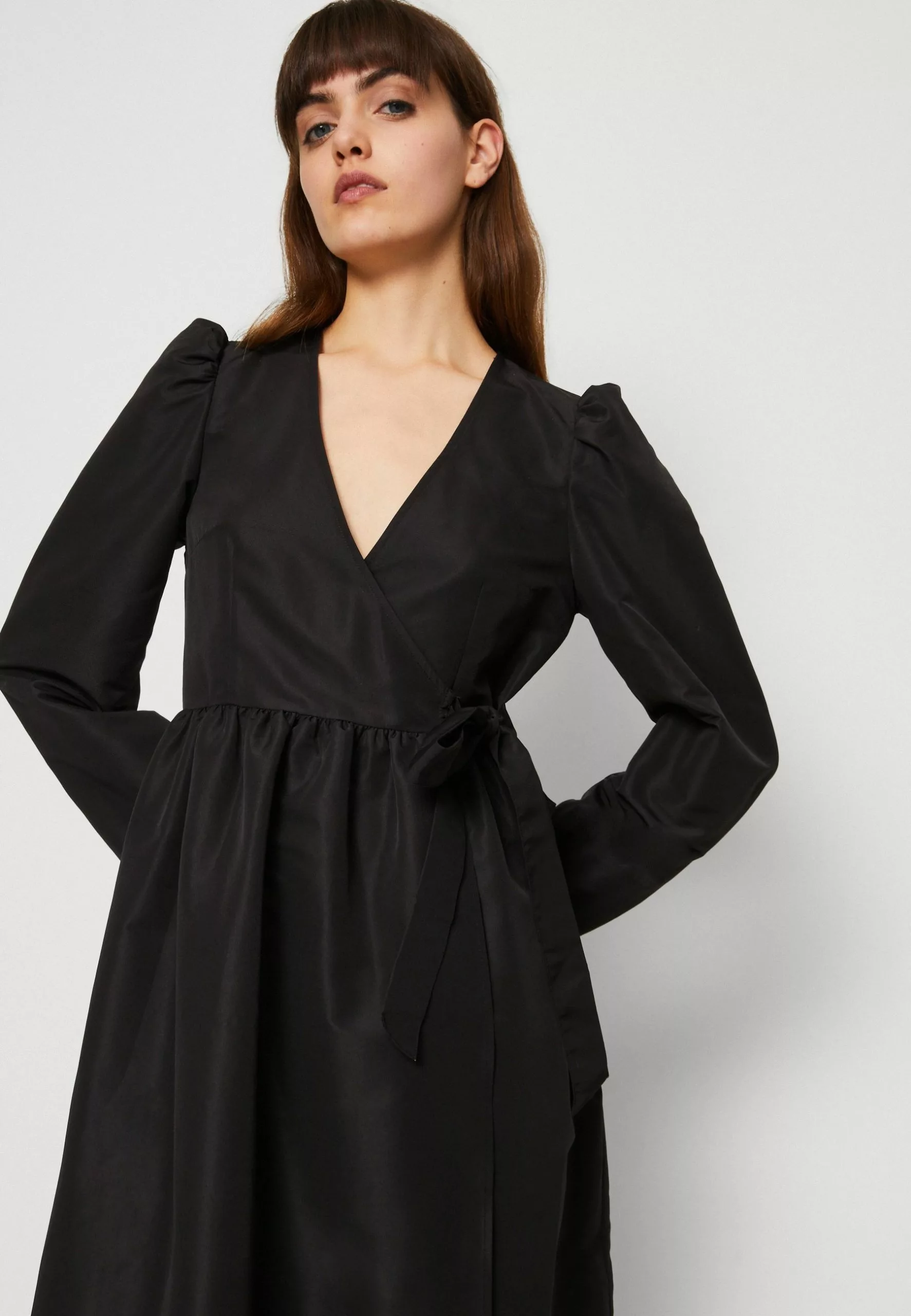 Monki Cocktailjurk - Black 6 Monki Cocktailjurk - Black - Afbeelding 4