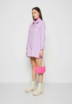 Monki Spijkerjurk - Lilac Purple Medium -Monki Verkoop 7c3e0d8e57334cbc80e617970498133d