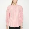 Monki Overhemdblouse - Red Spring 2 Monki Overhemdblouse - Red Spring -Monki Verkoop ab8425e16b6c48a5929ddb00d6423dc9
