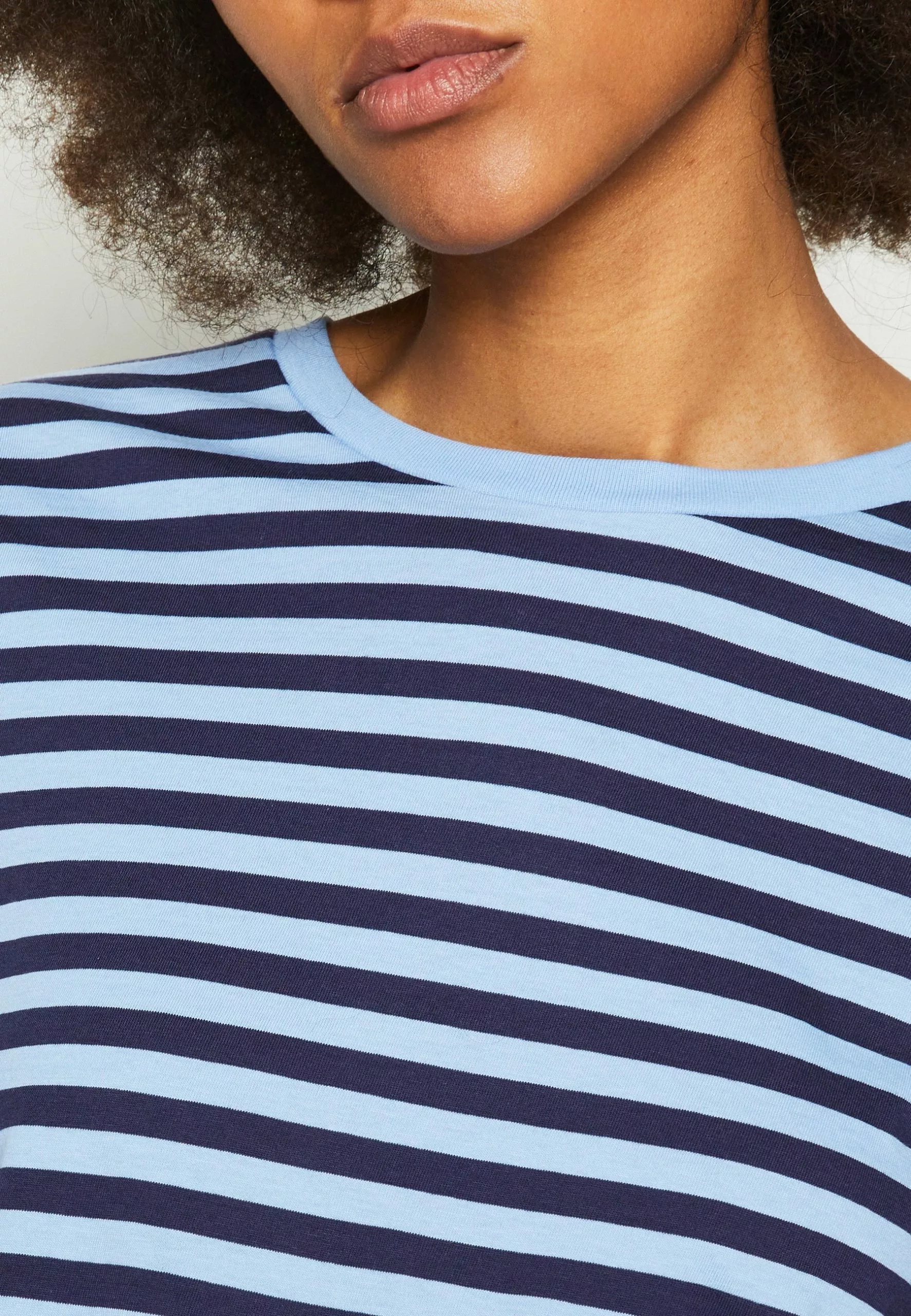 Monki 2 Pack - T-Shirt Print - Dark Blue/White/Light Blue 9 Monki 2 Pack - T-Shirt Print - Dark Blue/White/Light Blue - Afbeelding 7