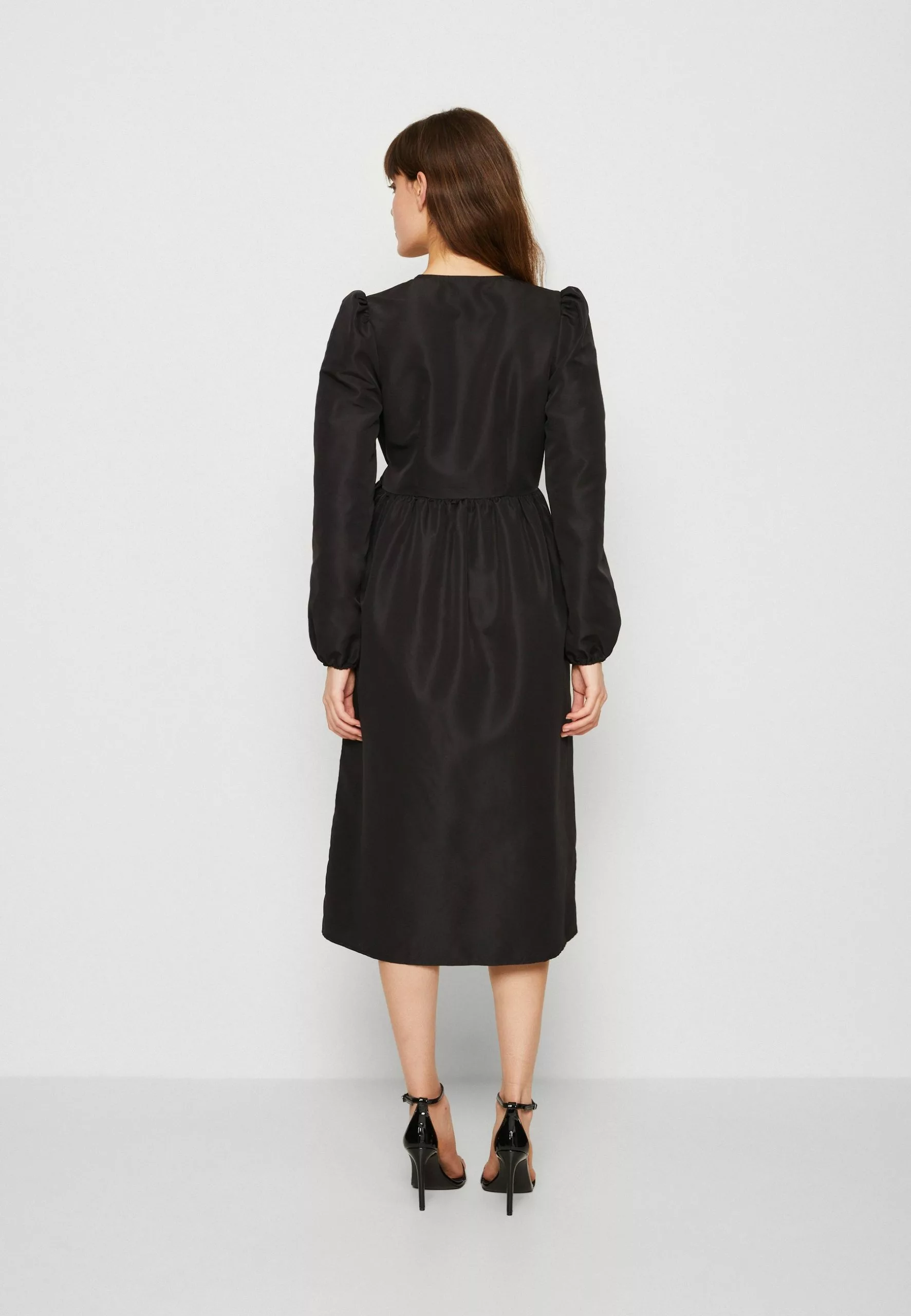 Monki Cocktailjurk - Black 5 Monki Cocktailjurk - Black - Afbeelding 3