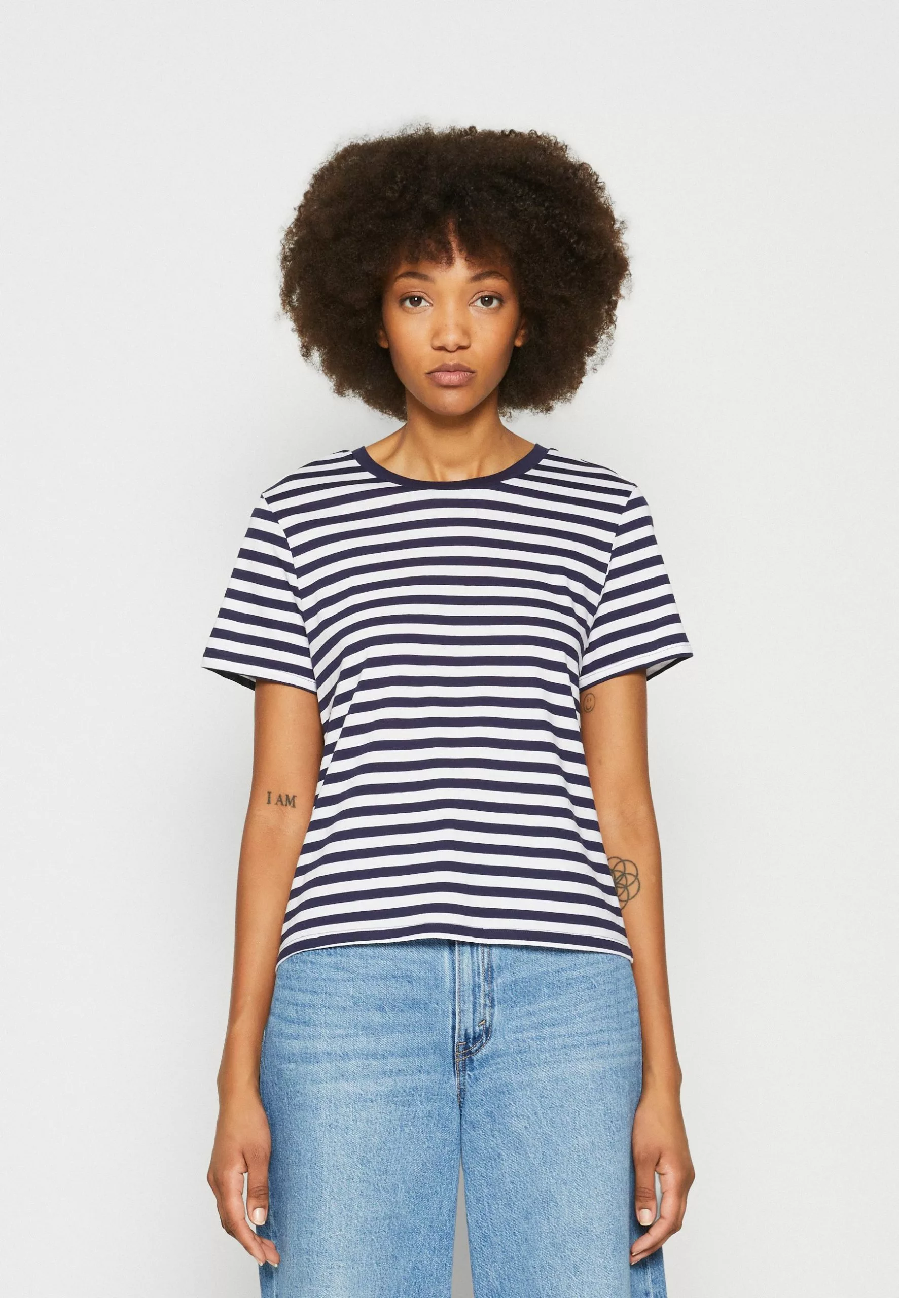 Monki 2 Pack - T-Shirt Print - Dark Blue/White/Light Blue 6 Monki 2 Pack - T-Shirt Print - Dark Blue/White/Light Blue - Afbeelding 4
