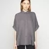 Monki Luca- Overhemdblouse - Dark Grey Solid -Monki Verkoop ee98cb335b374477b7b2cc256d9b2761