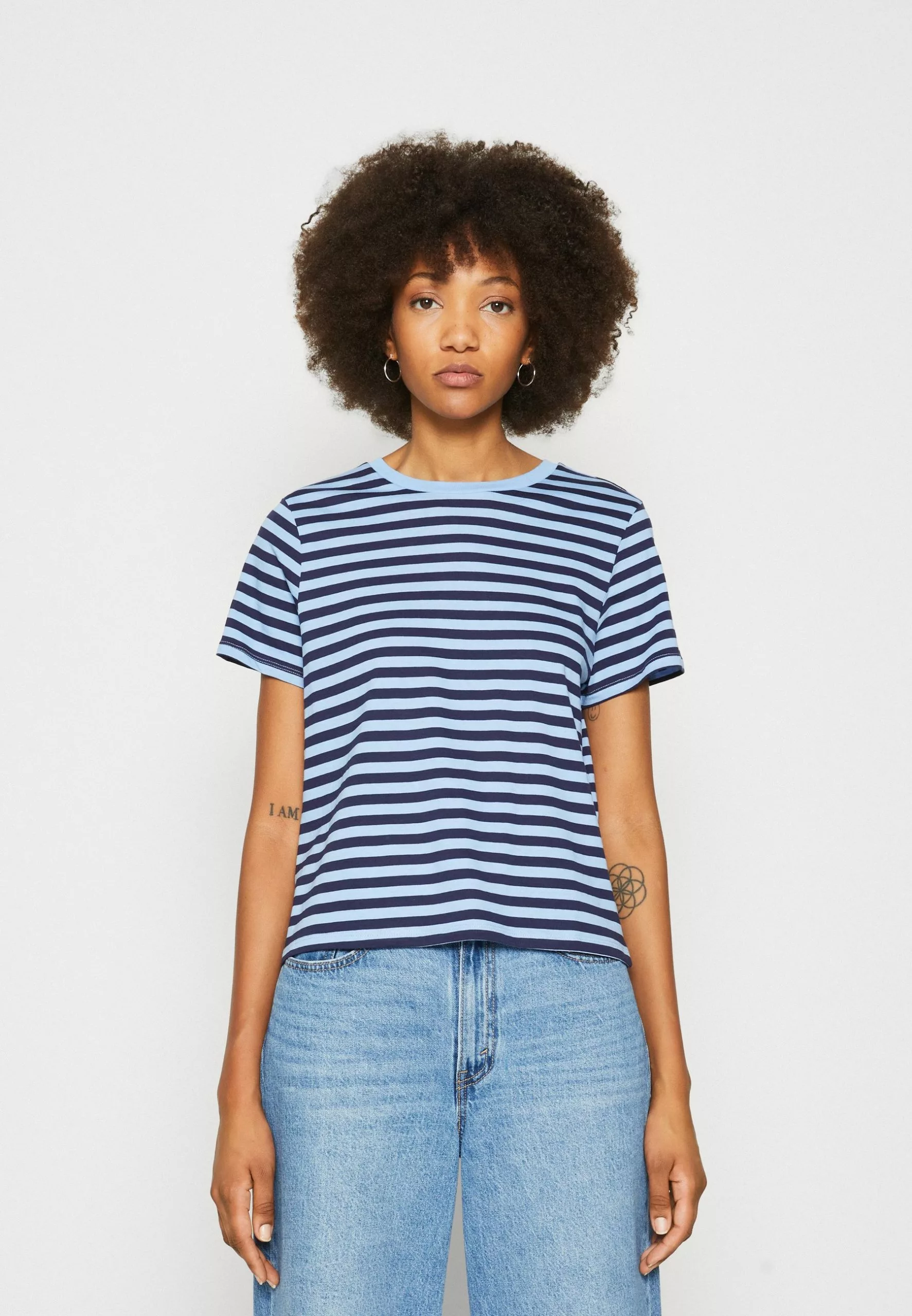 Monki 2 Pack - T-Shirt Print - Dark Blue/White/Light Blue 4 Monki 2 Pack - T-Shirt Print - Dark Blue/White/Light Blue - Afbeelding 2