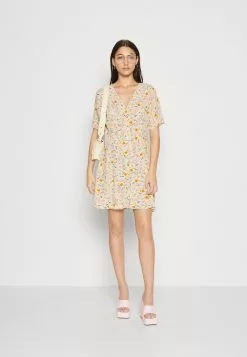 Monki Blousejurk - Cream Flower -Monki Verkoop fe278e6d9d2d4476a7f1f394323ec67f